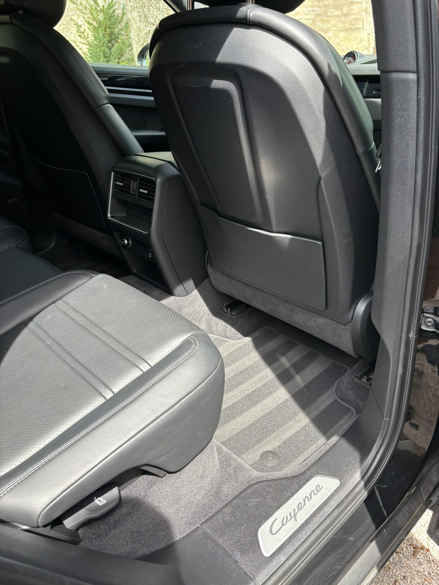 Habitacle arrière du Porsche Cayenne après nettoyage SkyClean
