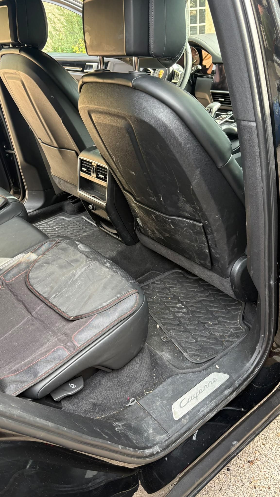 Habitacle arrière du Porsche Cayenne avant nettoyage SkyClean