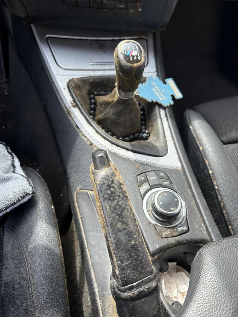 Console et levier avant nettoyage — encrassés