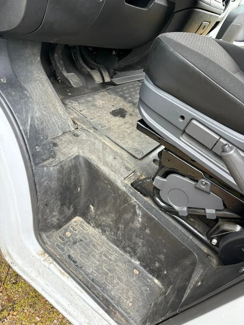 Plancher intérieur avant nettoyage — tapis souillés
